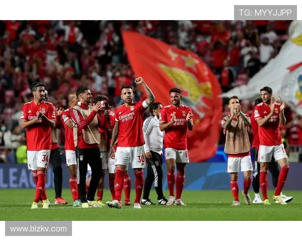 狼队与哈德斯足球激战正酣谁能在这场较量中笑到最后